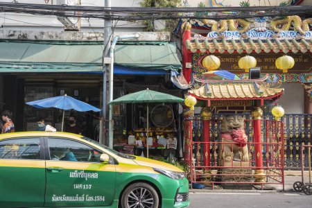 Foto de Una tienda de artículos de templo chino en una calle del mercado en la ciudad de China en la ciudad de Bangkok en Tailandia. Tailandia, Bangkok, 11 de noviembre de 2023 - Imagen libre de derechos