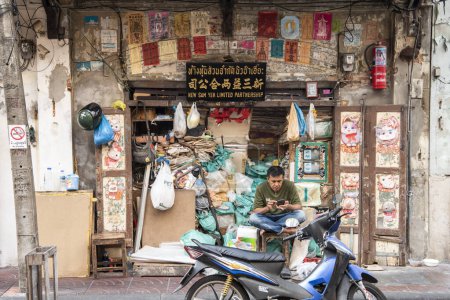 Téléchargez les photos : Un magasin de recyclage dans une Marketstreet dans la ville chinoise de Bangkok en Thaïlande. Thaïlande, Bangkok, 11 novembre 2023 - en image libre de droit