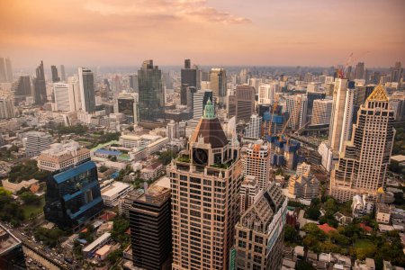 Téléchargez les photos : Une vue et des toits depuis le Moon Bar de l'hôtel Bayantree à Sathon dans la ville de Bangkok en Thaïlande. Thaïlande, Bangkok, 6 décembre 2023 - en image libre de droit