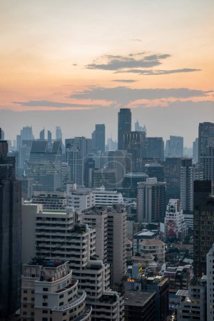 Foto de Una vista y horizonte desde el Hyatt Regency Bangkok Sukhumvit en la ciudad de Bangkok en Tailandia. Tailandia, Bangkok, 6 de diciembre de 2023 - Imagen libre de derechos