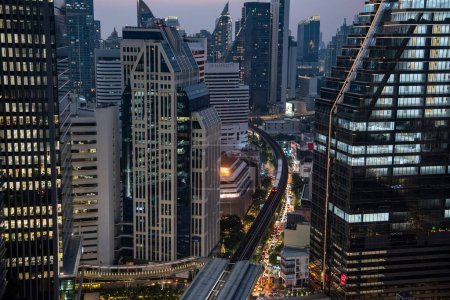 Foto de Una vista y horizonte desde el Hyatt Regency Bangkok Sukhumvit en la ciudad de Bangkok en Tailandia. Tailandia, Bangkok, 6 de diciembre de 2023 - Imagen libre de derechos