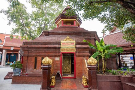 Photo for A shrine at Wat Intharawihan in Thewet in the city of Bangkok in Thailand.  Thailand, Bangkok, December, 9, 2023 - Royalty Free Image