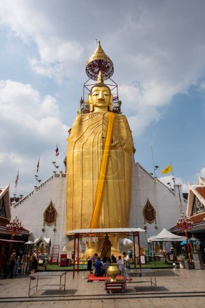 Foto de El Gran Buda Dorado de Wat Intharawihan en Thewet en la ciudad de Bangkok en Tailandia. Tailandia, Bangkok, 9 de diciembre de 2023 - Imagen libre de derechos