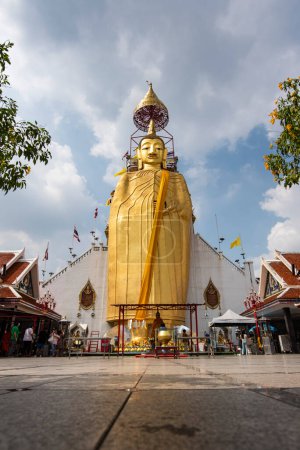 Téléchargez les photos : Le Grand Bouddha Doré de Wat Intharawihan à Thewet dans la ville de Bangkok en Thaïlande. Thaïlande, Bangkok, 9 décembre 2023 - en image libre de droit