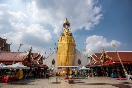 Téléchargez les photos : Le Grand Bouddha Doré de Wat Intharawihan à Thewet dans la ville de Bangkok en Thaïlande. Thaïlande, Bangkok, 9 décembre 2023 - en image libre de droit