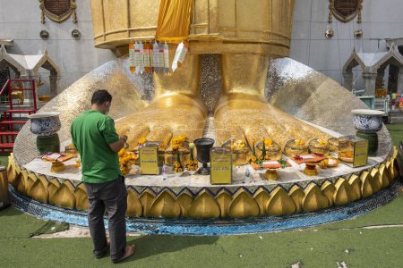 Foto de Los Pies de Buda del Buda Dorado de Wat Intharawihan en Thewet en la ciudad de Bangkok en Tailandia. Tailandia, Bangkok, 9 de diciembre de 2023 - Imagen libre de derechos