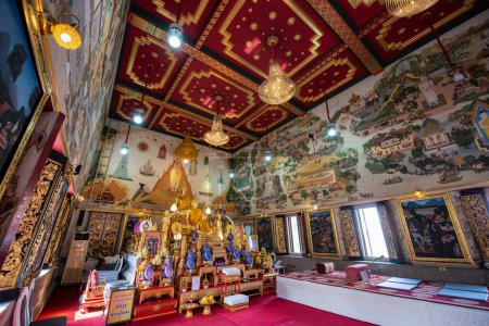 Téléchargez les photos : À l'intérieur de Wat Intharawihan à Thewet dans la ville de Bangkok en Thaïlande. Thaïlande, Bangkok, 9 décembre 2023 - en image libre de droit