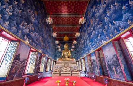 Téléchargez les photos : Le Bouddha à l'intérieur du Wat Devaraj Kunchon à Thewet dans la ville de Bangkok en Thaïlande. Thaïlande, Bangkok, 9 décembre 2023 - en image libre de droit