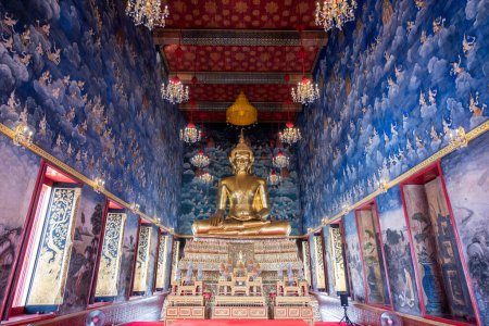 Téléchargez les photos : Le Bouddha à l'intérieur du Wat Devaraj Kunchon à Thewet dans la ville de Bangkok en Thaïlande. Thaïlande, Bangkok, 9 décembre 2023 - en image libre de droit