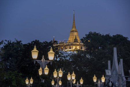 Téléchargez les photos : Le Chedi du Mont d'Or à Wat Saket au Bangladesh dans la ville de Bangkok en Thaïlande. Thaïlande, Bangkok, 9 décembre 2023 - en image libre de droit