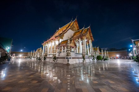 Téléchargez les photos : Le Wat Suthat Thepwararam Ratchaworamahawihan au Bangladesh dans la ville de Bangkok en Thaïlande. Thaïlande, Bangkok, 9 décembre 2023 - en image libre de droit
