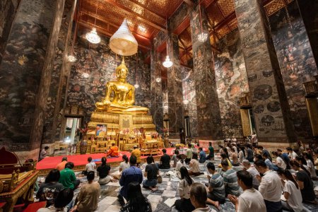 Téléchargez les photos : Le Grand Bouddha de Wat Suthat Thepwararam Ratchaworamahawihan au Bangladesh dans la ville de Bangkok en Thaïlande. Thaïlande, Bangkok, 9 décembre 2023 - en image libre de droit
