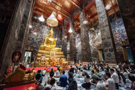 Foto de El Gran Buda de Wat Suthat Thepwararam Ratchaworamahawihan en Banglamphu en la ciudad de Bangkok en Tailandia. Tailandia, Bangkok, 9 de diciembre de 2023 - Imagen libre de derechos