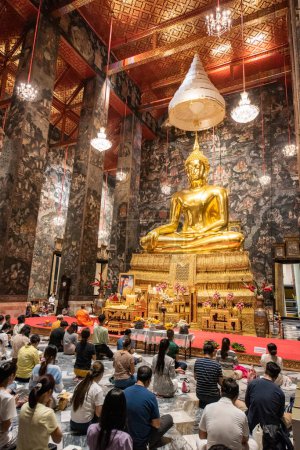 Téléchargez les photos : Le Grand Bouddha de Wat Suthat Thepwararam Ratchaworamahawihan au Bangladesh dans la ville de Bangkok en Thaïlande. Thaïlande, Bangkok, 9 décembre 2023 - en image libre de droit
