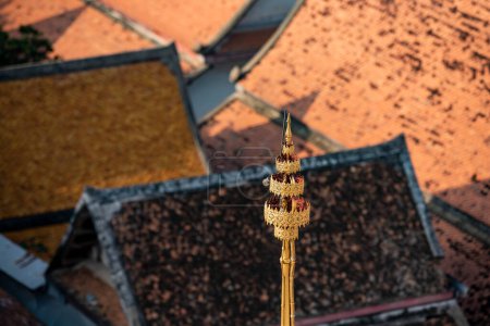 Téléchargez les photos : Un détail du Wat Ratchanatdaram Worawihan au Bangladesh dans la ville de Bangkok en Thaïlande. Thaïlande, Bangkok, 10 décembre 2023 - en image libre de droit