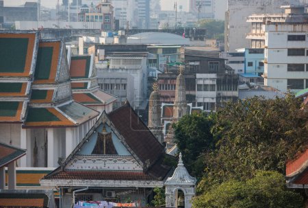 Foto de Una vista desde el Wat Ratchanatdaram Worawihan en Banglamphu en la ciudad de Bangkok en Tailandia. Tailandia, Bangkok, 10 de diciembre de 2023 - Imagen libre de derechos