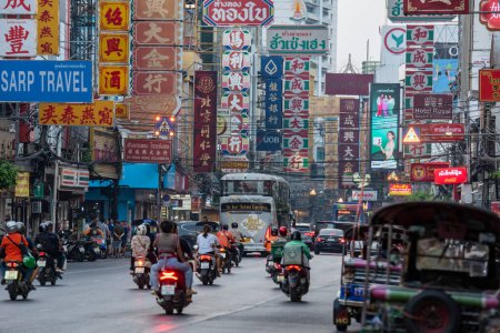 Téléchargez les photos : La route Yaowarat à China Town dans la ville de Bangkok en Thaïlande. Thaïlande, Bangkok, 11 novembre 2023 - en image libre de droit
