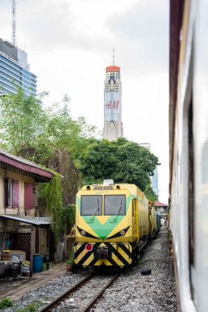 Téléchargez les photos : La vue depuis la route ferroviaire avec des bâtiments et des maisons dans la ville de Bangkok en Thaïlande. Thaïlande, Bangkok, 6 novembre 2023 - en image libre de droit