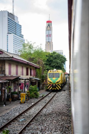 Téléchargez les photos : La vue depuis la route ferroviaire avec des bâtiments et des maisons dans la ville de Bangkok en Thaïlande. Thaïlande, Bangkok, 6 novembre 2023 - en image libre de droit
