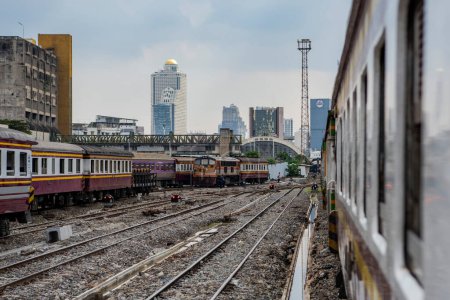 Téléchargez les photos : Une arrivée de train à la gare Hua Lamphong dans la ville de Bangkok en Thaïlande. Thaïlande, Bangkok, 6 novembre 2023 - en image libre de droit