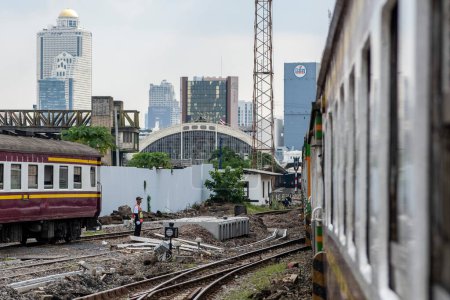 Téléchargez les photos : Une arrivée de train à la gare Hua Lamphong dans la ville de Bangkok en Thaïlande. Thaïlande, Bangkok, 6 novembre 2023 - en image libre de droit
