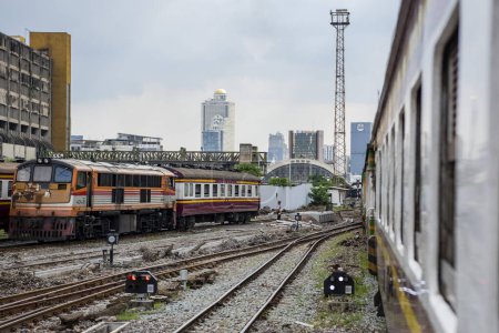 Foto de Una llegada de tren a la estación de tren Hua Lamphong en la ciudad de Bangkok en Tailandia. Tailandia, Bangkok, 6 de noviembre de 2023 - Imagen libre de derechos