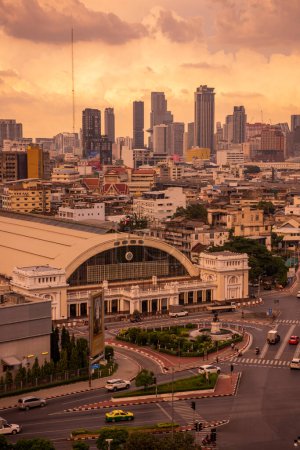 Téléchargez les photos : La vieille gare de Hua Lamphong à China Town dans la ville de Bangkok en Thaïlande. Thaïlande, Bangkok, 6 novembre 2023 - en image libre de droit