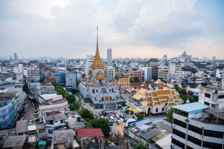 Téléchargez les photos : Une vue de Wat Traimit Withayaram Worawihan à China Town dans la ville de Bangkok en Thaïlande. Thaïlande, Bangkok, 6 novembre 2023 - en image libre de droit
