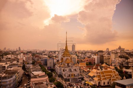Foto de A view of Wat Traimit Withayaram Worawihan in China Town in the city of Bangkok in Thailand. Tailandia, Bangkok, 6 de noviembre de 2023 - Imagen libre de derechos