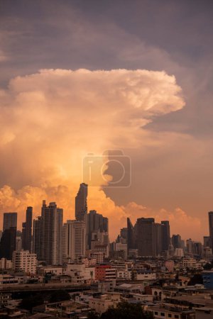 Téléchargez les photos : Une vue sur la ville avec le King Power Mahanakhon Tower Building à Sathorn dans la ville de Bangkok en Thaïlande. Thaïlande, Bangkok, 2 décembre 2023 - en image libre de droit