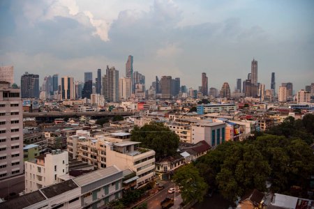 Téléchargez les photos : Une vue sur la ville de Hua Lamphong à China Town dans la ville de Bangkok en Thaïlande. Thaïlande, Bangkok, 6 novembre 2023 - en image libre de droit