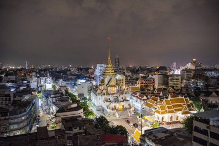 Téléchargez les photos : Une vue de Wat Traimit Withayaram Worawihan à China Town dans la ville de Bangkok en Thaïlande. Thaïlande, Bangkok, 6 novembre 2023 - en image libre de droit