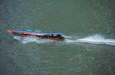 Téléchargez les photos : Un bateau de tourisme de vitesse à la rivière Chao Phraya à Thonburi de Bangkok en Thaïlande. Thaïlande, Bangkok, 3 décembre 2023 - en image libre de droit