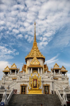 Foto de El Wat Traimit Withayaram Worawihan en China Town en la ciudad de Bangkok en Tailandia. Tailandia, Bangkok, 7 de noviembre de 2023 - Imagen libre de derechos