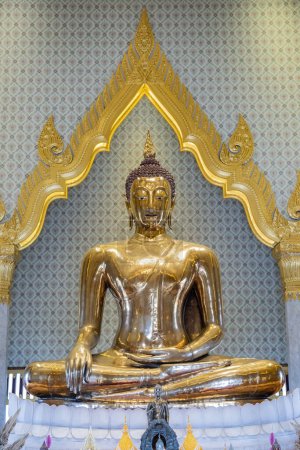 Téléchargez les photos : Le Bouddha d'or à Wat Traimit Withayaram Worawihan dans la ville chinoise de Bangkok en Thaïlande. Thaïlande, Bangkok, 7 Novembre, 2023 - en image libre de droit