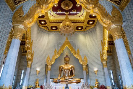 Foto de El Buda dorado en Wat Traimit Withayaram Worawihan en China Town en la ciudad de Bangkok en Tailandia. Tailandia, Bangkok, 7 de noviembre de 2023 - Imagen libre de derechos