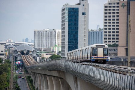 Foto de Un Tren de skytrain o Metro en Thonburi en la ciudad de Bangkok en Tailandia. Tailandia, Bangkok, 4 de diciembre de 2023 - Imagen libre de derechos
