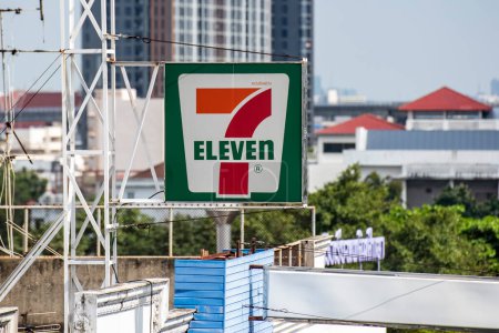 Foto de A Logo of Seven Eleven Tienda en Thonburi en la ciudad de Bangkok en Tailandia. Tailandia, Bangkok, 4 de diciembre de 2023 - Imagen libre de derechos