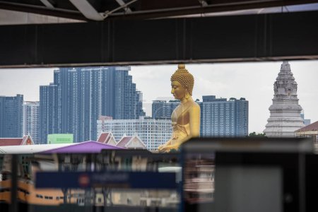 Foto de Una vista del Gran Buda en Wat Paknam en Thonburi en la ciudad de Bangkok en Tailandia. Tailandia, Bangkok, 4 de diciembre de 2023 - Imagen libre de derechos