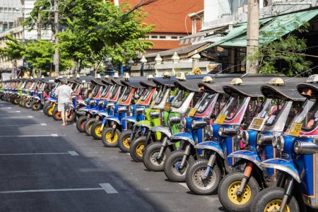 Téléchargez les photos : Un Tuk Tuk Taxi Parking dans une rue de China Town dans la ville de Bangkok en Thaïlande. Thaïlande, Bangkok, 7 Novembre, 2023 - en image libre de droit