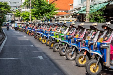 Téléchargez les photos : Un Tuk Tuk Taxi Parking dans une rue de China Town dans la ville de Bangkok en Thaïlande. Thaïlande, Bangkok, 7 Novembre, 2023 - en image libre de droit