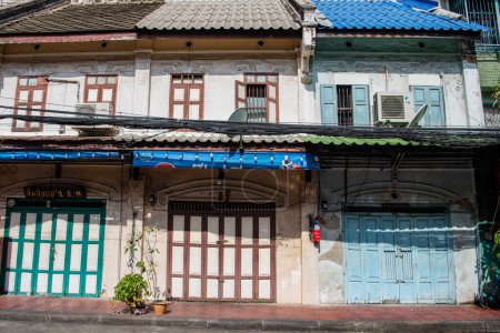 Téléchargez les photos : Une maison dans une ruelle près de la route Yaowarat à China Town dans la ville de Bangkok en Thaïlande. Thaïlande, Bangkok, 7 Novembre, 2023 - en image libre de droit