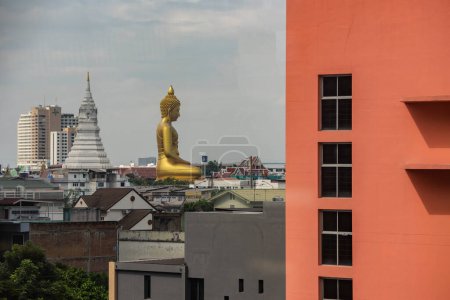 Foto de Una vista del Gran Buda en Wat Paknam en Thonburi en la ciudad de Bangkok en Tailandia. Tailandia, Bangkok, 4 de diciembre de 2023 - Imagen libre de derechos