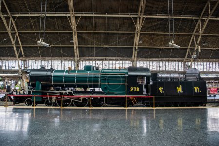 Foto de Una vieja locomotora de vapor dentro de la estación de tren Old Hua Lamphong en China Town en la ciudad de Bangkok en Tailandia. Tailandia, Bangkok, 7 de noviembre de 2023 - Imagen libre de derechos