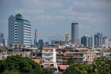 Foto de Una vista de la ciudad de Thonburi al lado de la ciudad de Bangkok en Tailandia. Tailandia, Bangkok, 4 de diciembre de 2023 - Imagen libre de derechos
