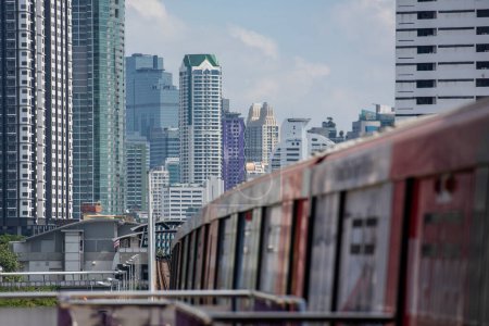 Foto de Un Tren de skytrain o Metro en Thonburi en la ciudad de Bangkok en Tailandia. Tailandia, Bangkok, 4 de diciembre de 2023 - Imagen libre de derechos