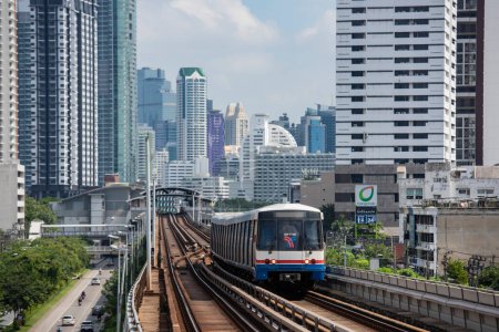 Téléchargez les photos : Un train de skytrain ou métro à Thonburi dans la ville de Bangkok en Thaïlande. Thaïlande, Bangkok, 4 décembre 2023 - en image libre de droit