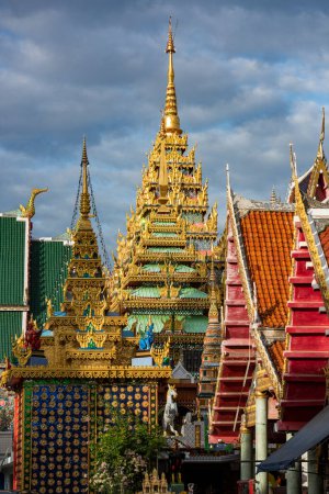 Foto de El Wat Waramartaya Punthasatharam en Thonburi en la ciudad de Bangkok en Tailandia. Tailandia, Bangkok, 4 de diciembre de 2023 - Imagen libre de derechos