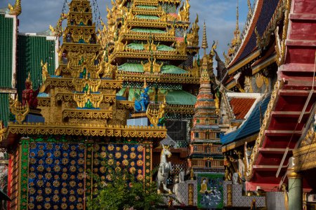 Téléchargez les photos : Le Wat Waramartaya Punthasatharam à Thonburi dans la ville de Bangkok en Thaïlande. Thaïlande, Bangkok, 4 décembre 2023 - en image libre de droit