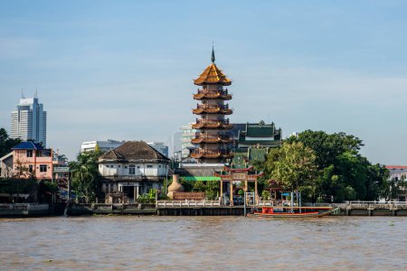 Téléchargez les photos : Le temple Che Chin Khor et la pagode à Thonburi à Chao Phraya River dans la ville de Bangkok en Thaïlande. Thaïlande, Bangkok, 8 novembre 2023 - en image libre de droit